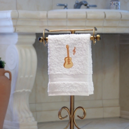 Gitarre - Handtuch, weiß in verschiedenen Größen mit Akustikgitarre und Notenschlüssel bestickt