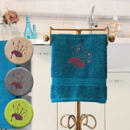 Dudelsack - Handtuch, farbig in verschiedenen Größen mit einem Dudelsack und Notenschlüssel bestickt