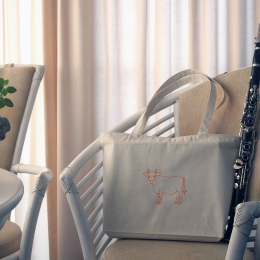 Stabile Tragetasche mit einer Kuh bestickt, aus naturweißer Baumwolle mit Reißverschluss