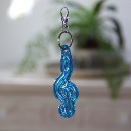 Violinschlüssel als Anhänger in drei Farben, gestickt