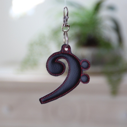 Bassschlüssel als Anhänger in drei Farben, gestickt