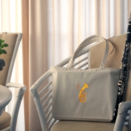 Stabile Tragetasche mit einem Tenorhorn bestickt, aus naturweißer Baumwolle mit Reißverschluss