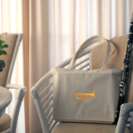 Stabile Tragetasche mit einem Flügelhorn bestickt, aus naturweißer Baumwolle mit Reißverschluss