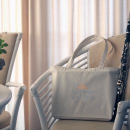Baumwolltasche mit Reißverschluss, mit 2 verliebten Hochzeitstauben und 2 Hochzeitsringen bestickt