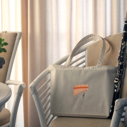 Stabile Tragetasche mit einer Panflöte bestickt, aus naturweißer Baumwolle mit Reißverschluss