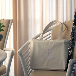 Stabile Tragetasche mit einer Triangel bestickt, aus naturweißer Baumwolle mit Reißverschluss