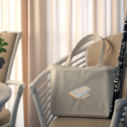 Stabile Tragetasche mit einem Xylophon bestickt, aus naturweißer Baumwolle mit Reißverschluss