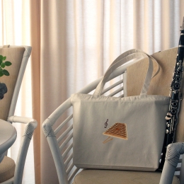 Stabile Tragetasche mit einem Hackbrett bestickt, aus naturweißer Baumwolle mit Reißverschluss